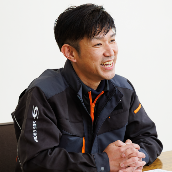 インタビューに答える物流管理スタッフ