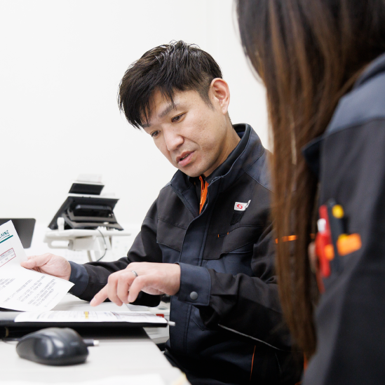 スタッフと話す物流管理スタッフ