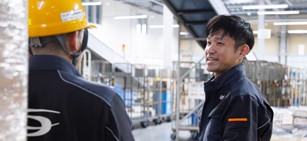 スタッフと話す物流管理スタッフ