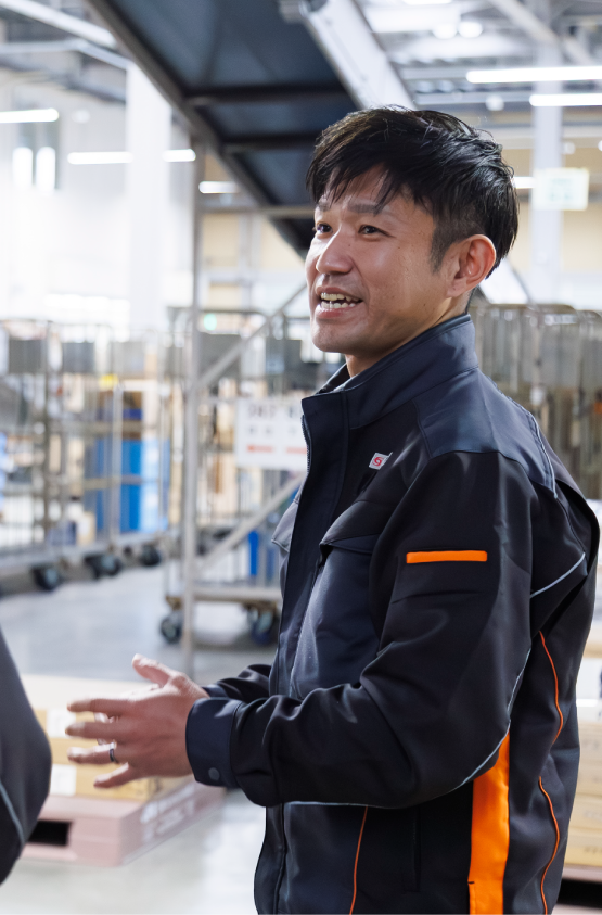 スタッフと話す物流管理スタッフ