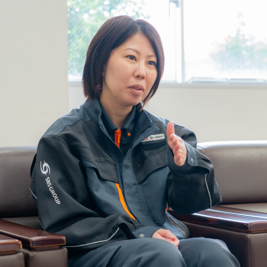 インタビューに答える女性スタッフ