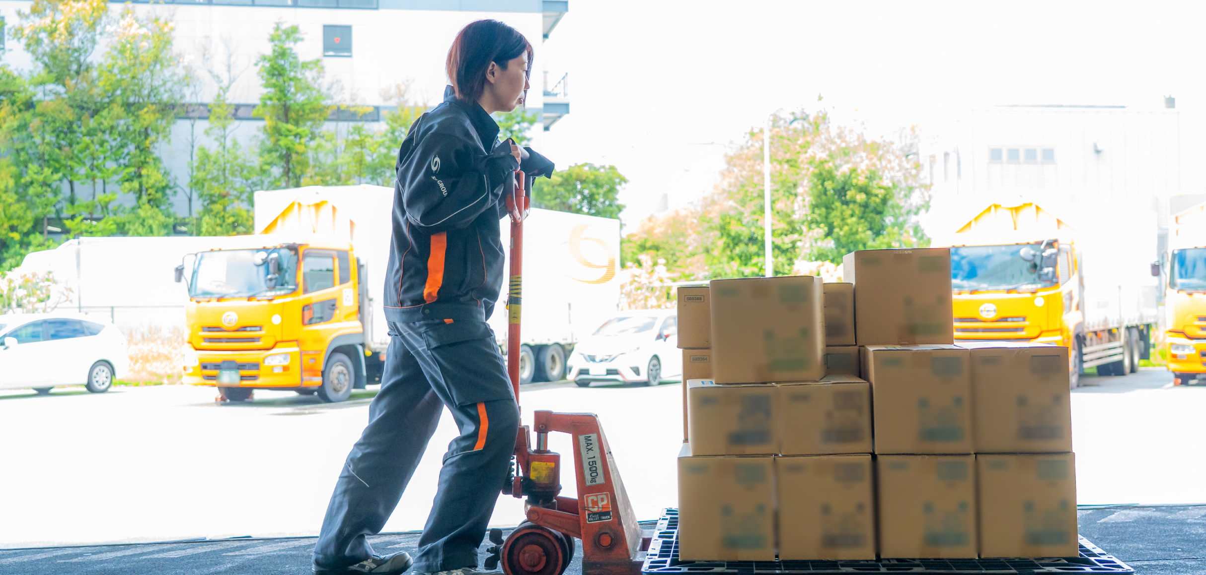 荷物を移動させる女性スタッフ