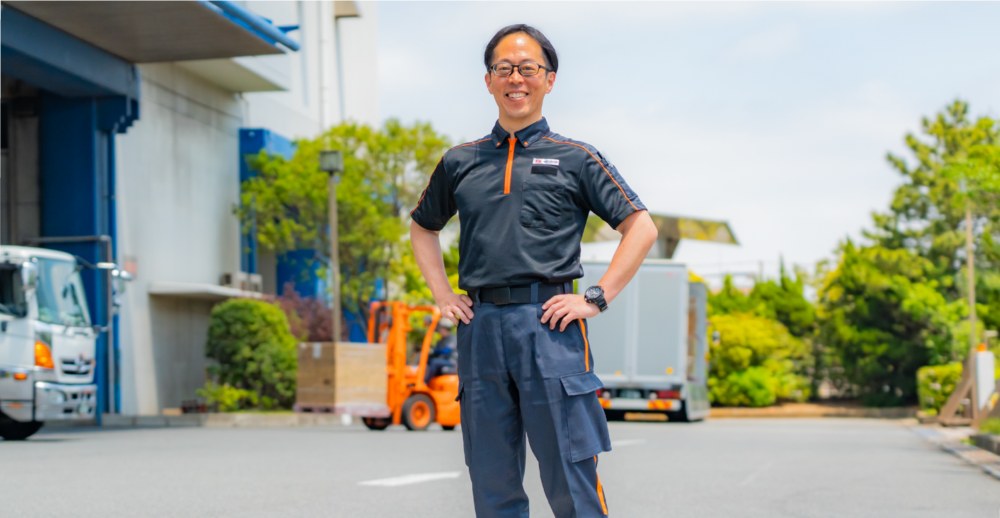 駐車場でポーズをとる物流管理スタッフ