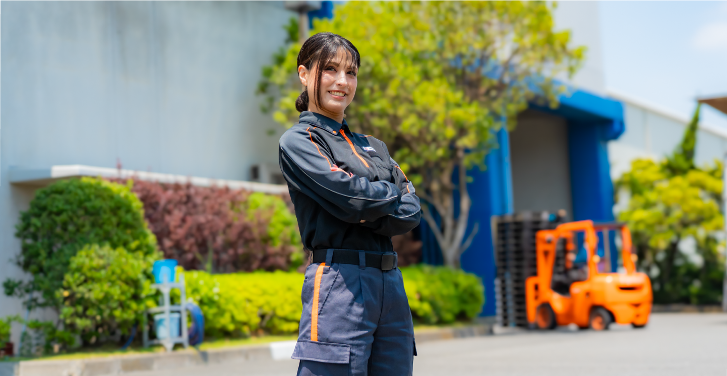 倉庫の外でポーズを決める女性スタッフ