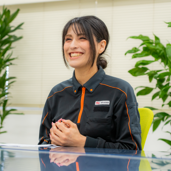 インタビューに答える女性スタッフ