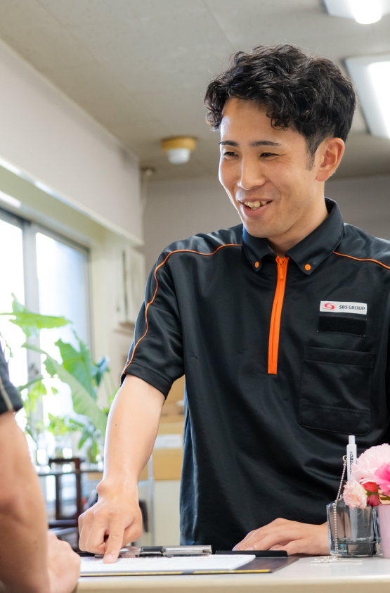 スタッフと確認する物流管理スタッフ