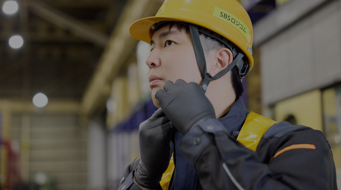 ヘルメットをしっかりしめて気合いを入れる所長