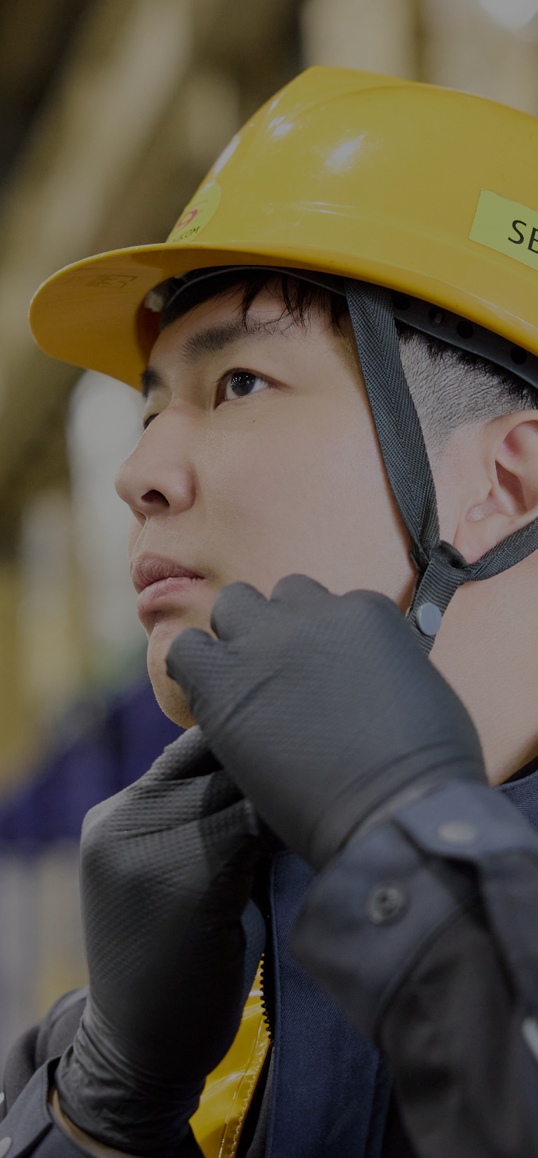 ヘルメットをしっかりしめて気合いを入れる所長