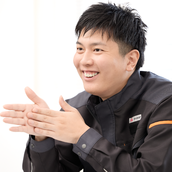インタビューに答える所長
